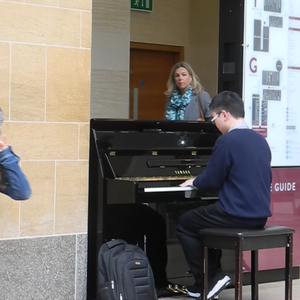 日本老师内急peeVK
